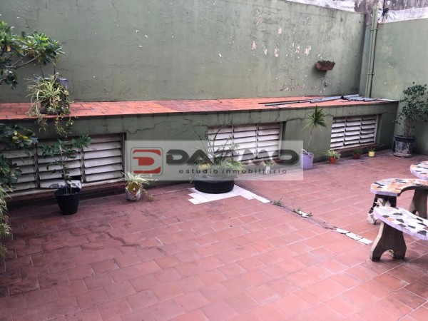 EXCELENTE DEPARTAMENTO 3 AMBIENTES CON AMPLIO PATIO EN PLANTA BAJA, SOBRE BOULEVAR RIESTRA - VILLA LUGANO