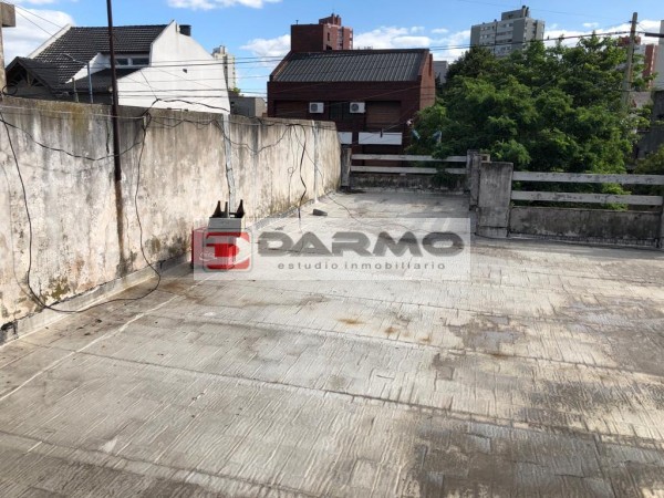 CASA 3 AMBIENTES CON ENTRADA DE AUTO TECHADA EN VILLA RIACHUELO