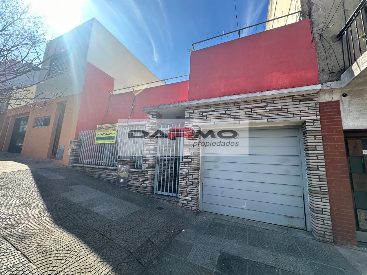 EXCELENTE CASA 3AMB A MTS DE CENTRO COMERCIAL CHILAVERT VILLA LUGANO - GARAJE - PATIO ANDALUZ Y  TERRAZA