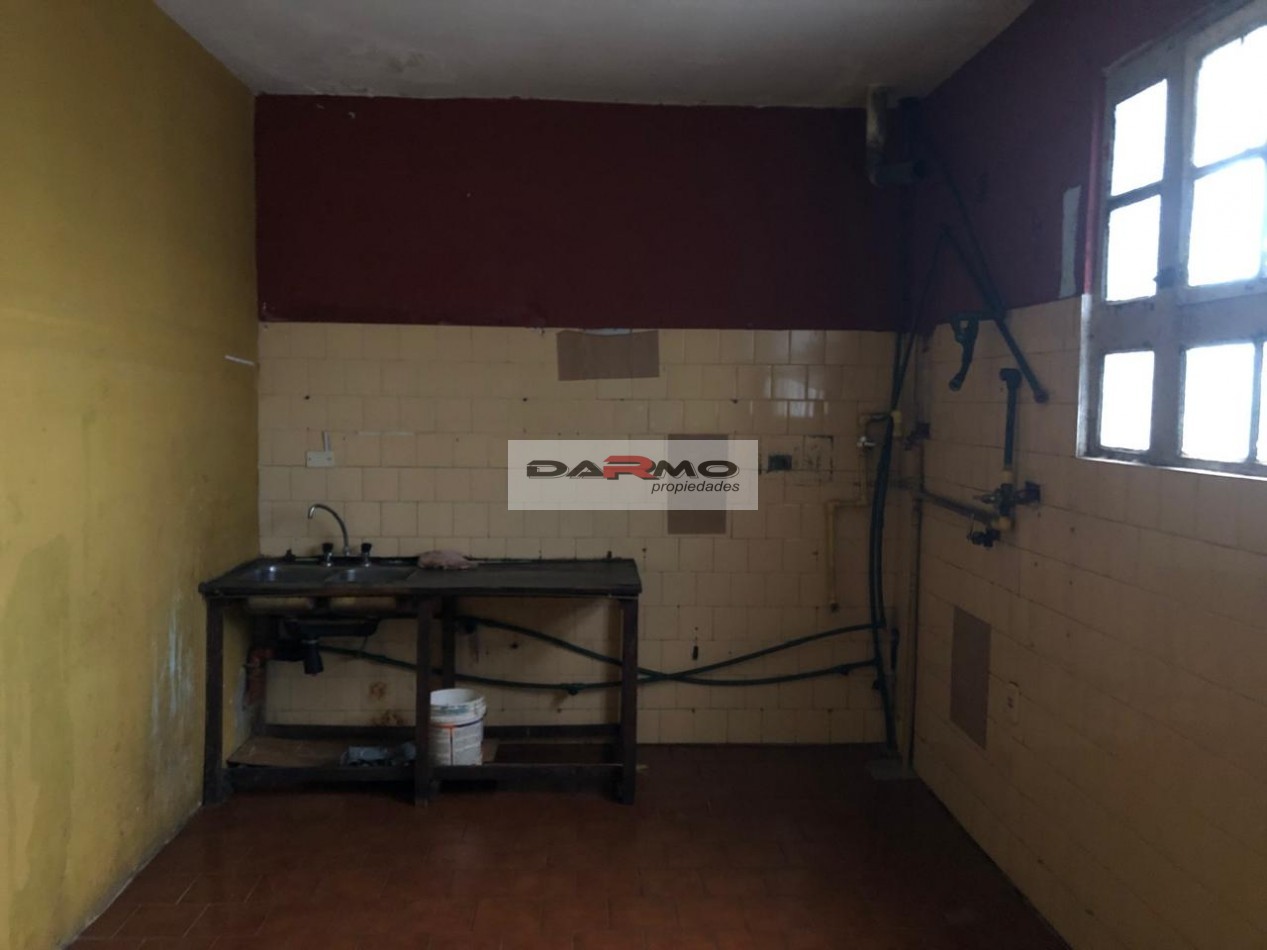 ALQUILER EXCELENTE GALPON CON VIVIENDA DE 5 AMB. ENTRADA DE CAMION 200M2 TOTAL APROX EN VILLA SOLDATI