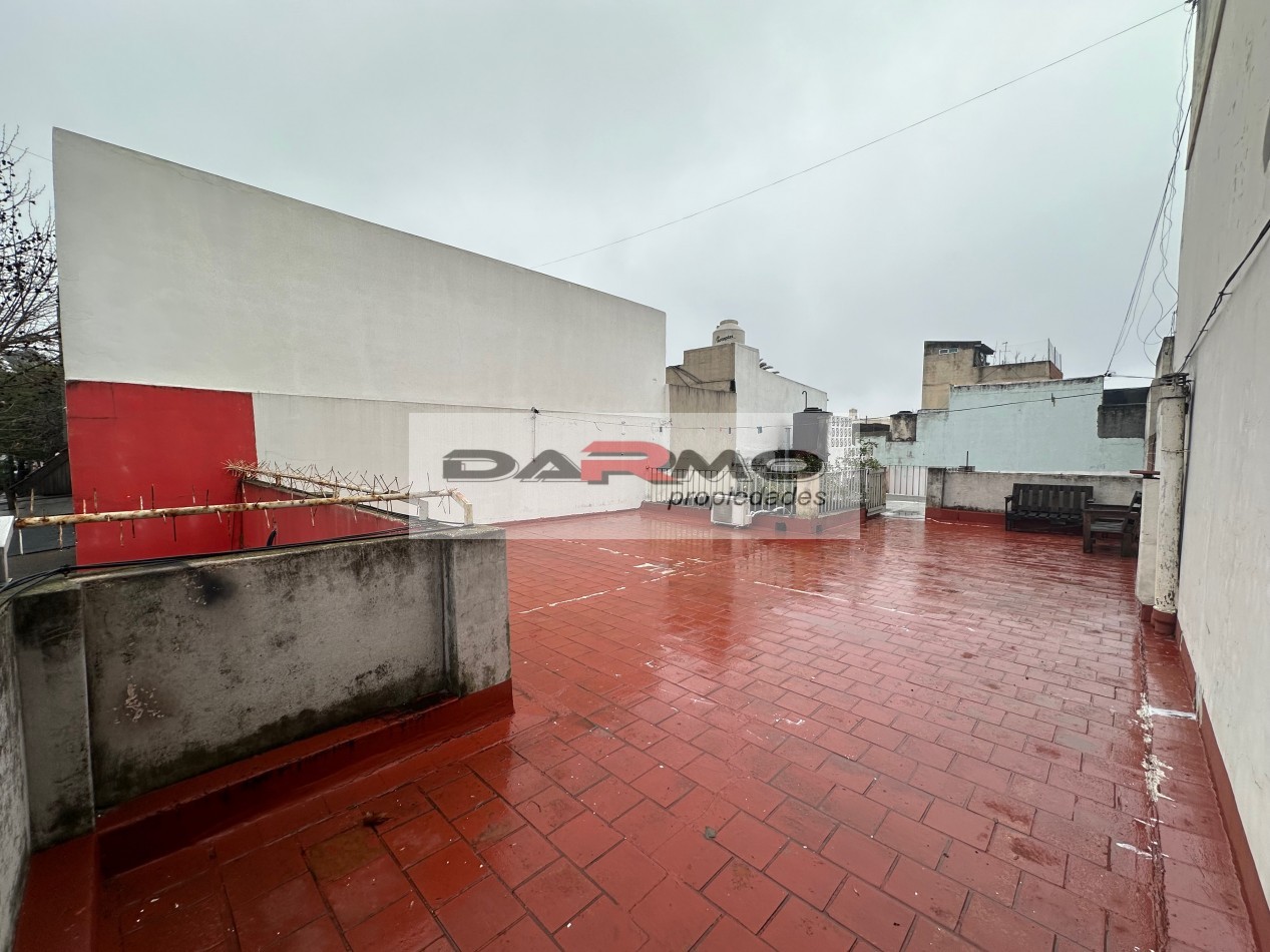 EXCELENTE CASA 3AMB A MTS DE CENTRO COMERCIAL CHILAVERT VILLA LUGANO - GARAJE - PATIO ANDALUZ Y  TERRAZA